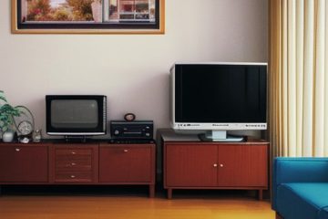 Perbandingan Teknologi Televisi: Dua Epoke Ketika Perubahan Terus Bertelan